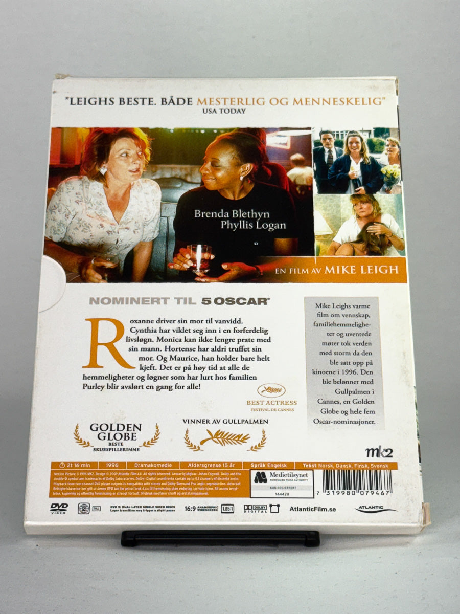 DVD-cover-bakside til filmen Hemmeligheter & løgner – Brukt DVD fra nettbutikken Brukbar Film