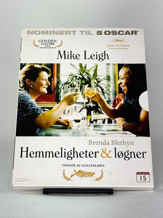 DVD-cover-forside til filmen Hemmeligheter & løgner – Brukt DVD fra nettbutikken Brukbar Film