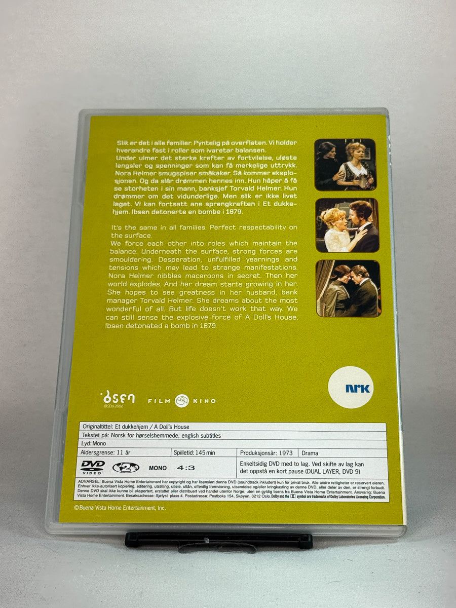 DVD-cover bakside av Et dukkehjem (A Doll’s House) – detaljer om produksjon og spilletid, brukt originalfilm fra Brukbar Film
