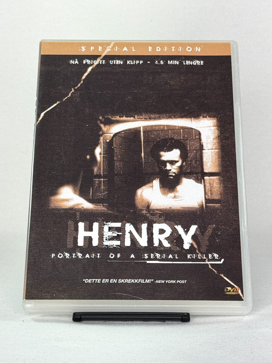 Forside av DVD-cover til Henry: Portrait of a Serial Killer – kontroversiell kultfilm med Michael Rooker, regissert av John McNaughton, tilgjengelig hos Brukbar Film.