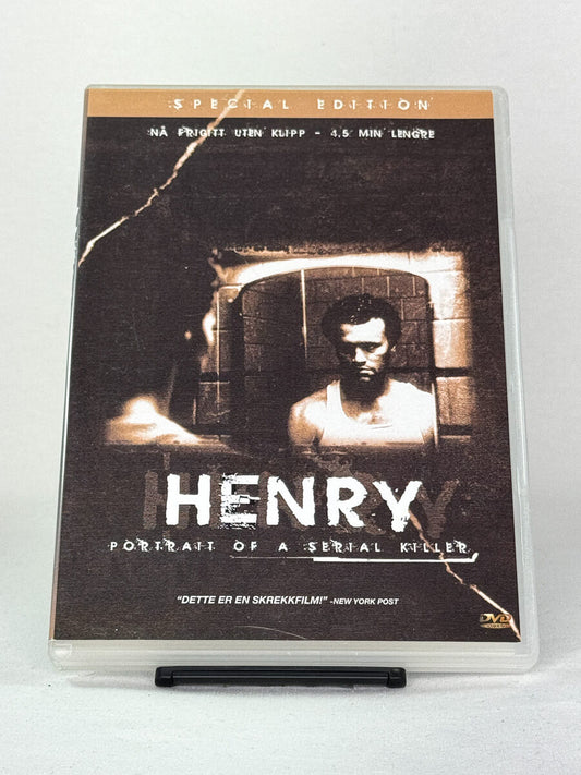 Forside av DVD-cover til Henry: Portrait of a Serial Killer – kontroversiell kultfilm med Michael Rooker, regissert av John McNaughton, tilgjengelig hos Brukbar Film.