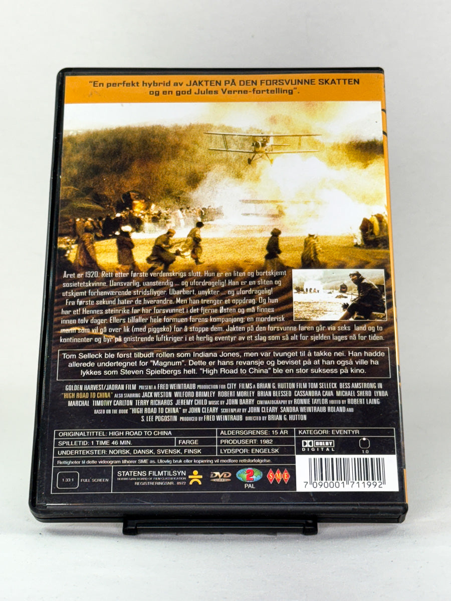 Bakside av DVD-cover for filmen High Road to China – brukt originalfilm på DVD tilgjengelig hos Brukbar Film