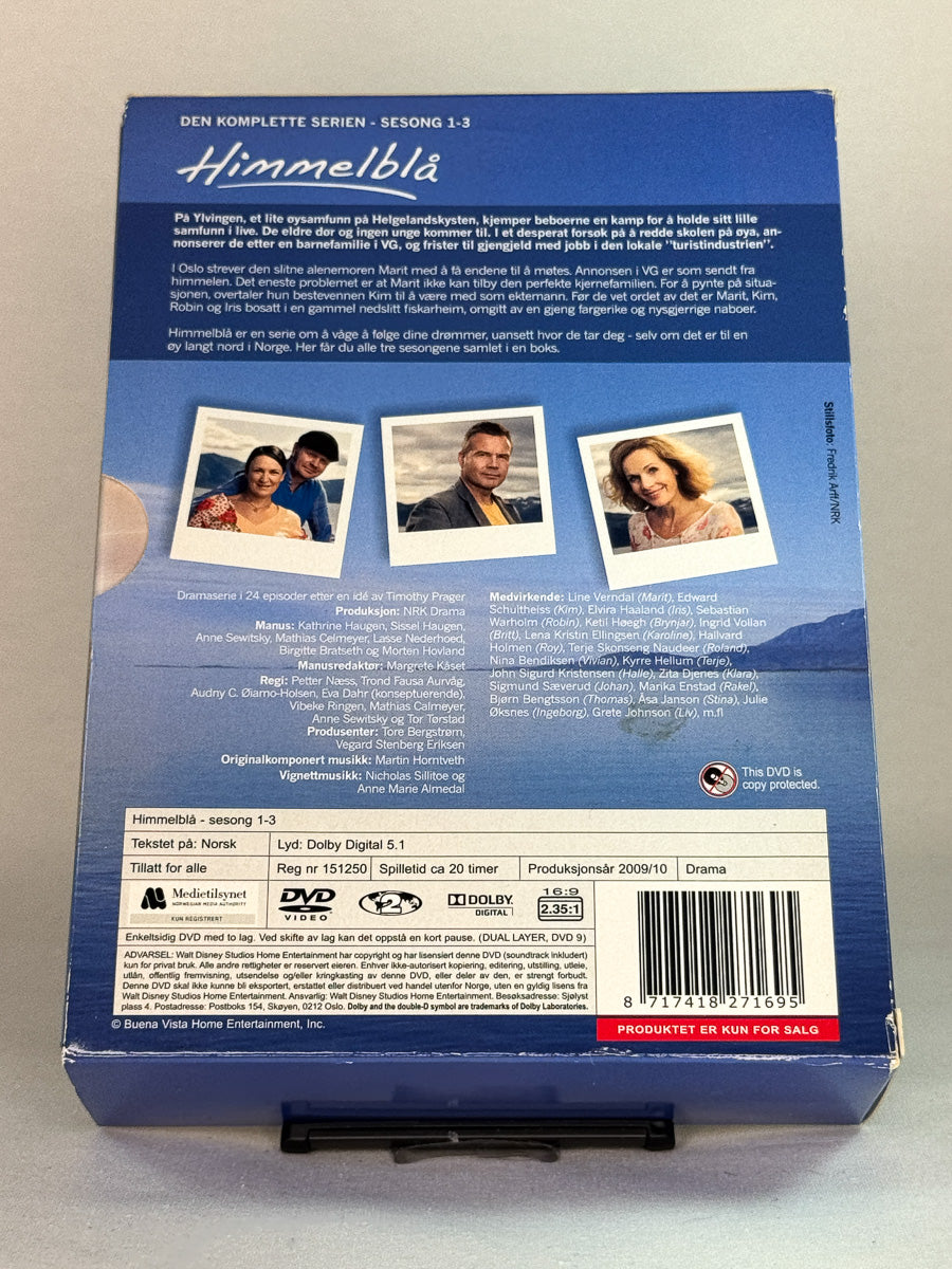 Bakside av DVD-cover til «Himmelblå – Den komplette serien» – komplett norsk dramaserie på tre sesonger, brukt DVD utgivelse hos Brukbar Film.