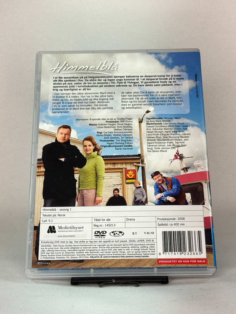 Bakside av DVD-cover til «Himmelblå – Sesong 1» – norsk TV-serie fra NRK, brukt originalutgave tilgjengelig hos Brukbar Film.