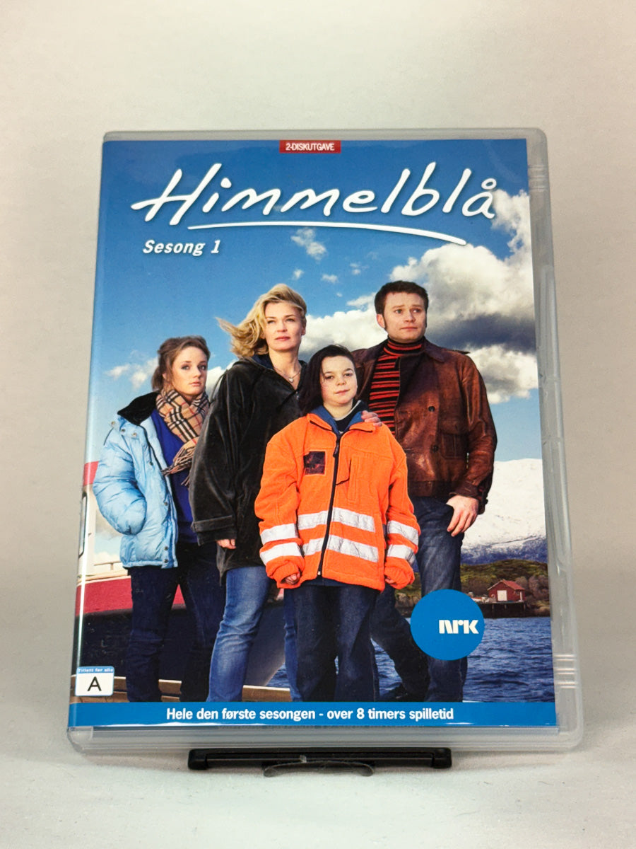 Forside av DVD-cover til «Himmelblå – Sesong 1» – norsk TV-serie fra NRK, brukt originalutgave tilgjengelig hos Brukbar Film.