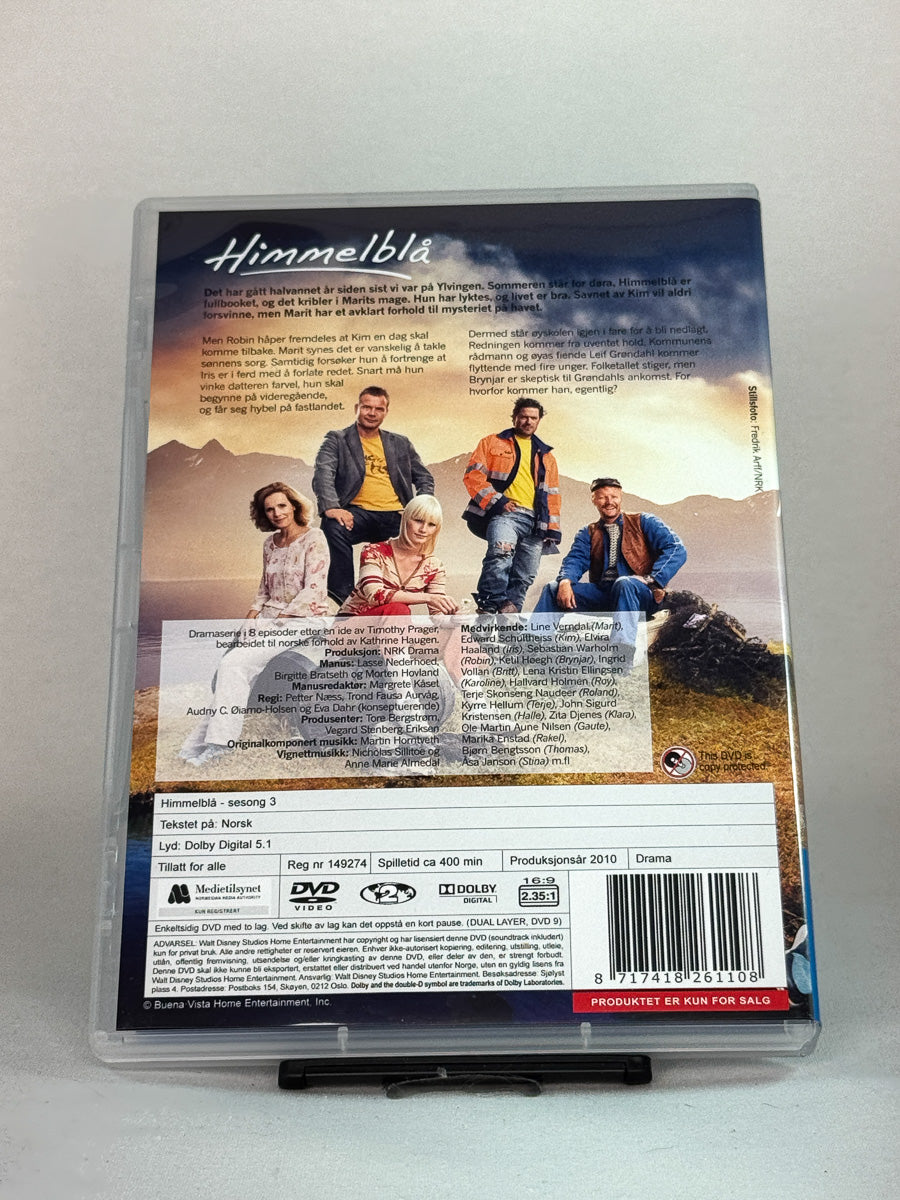 Bakside av DVD-cover til «Himmelblå – Sesong 3» – siste sesong med innholdsoversikt og tekniske detaljer, brukt DVD fra Brukbar Film.