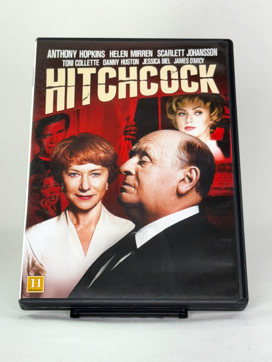 Forside av DVD-cover til Hitchcock – biografisk drama med Anthony Hopkins og Helen Mirren om innspillingen av Psycho, utgitt av 20th Century Fox, hos Brukbar Film.