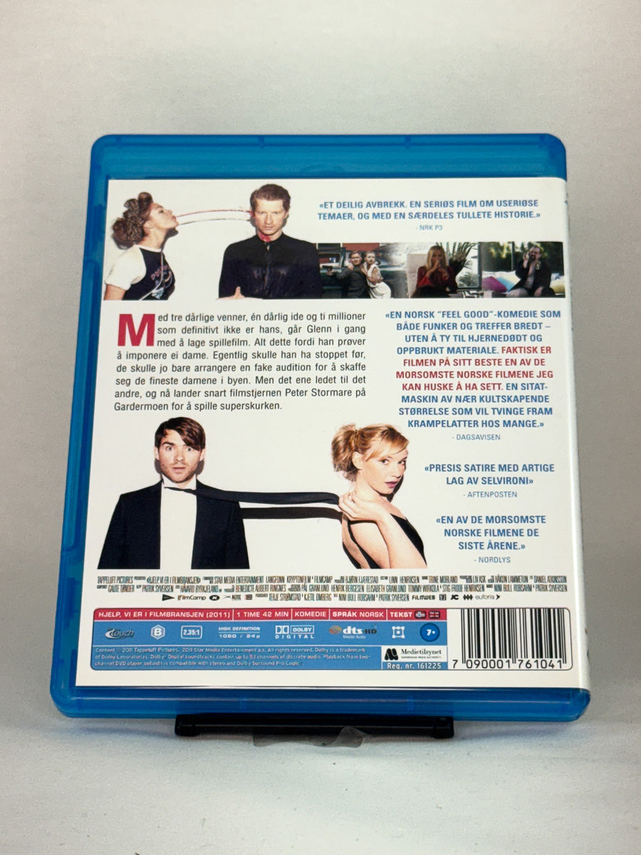 Bakside av Blu-ray-cover til Hjelp, vi er i filmbransjen – norsk humorfilm på Blu-ray, brukt originalfilm tilgjengelig hos Brukbar Film