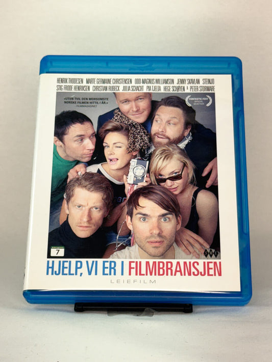 Forside av Blu-ray-cover til Hjelp, vi er i filmbransjen – norsk komedie med ensemblecast, brukt Blu-ray fra Brukbar Film