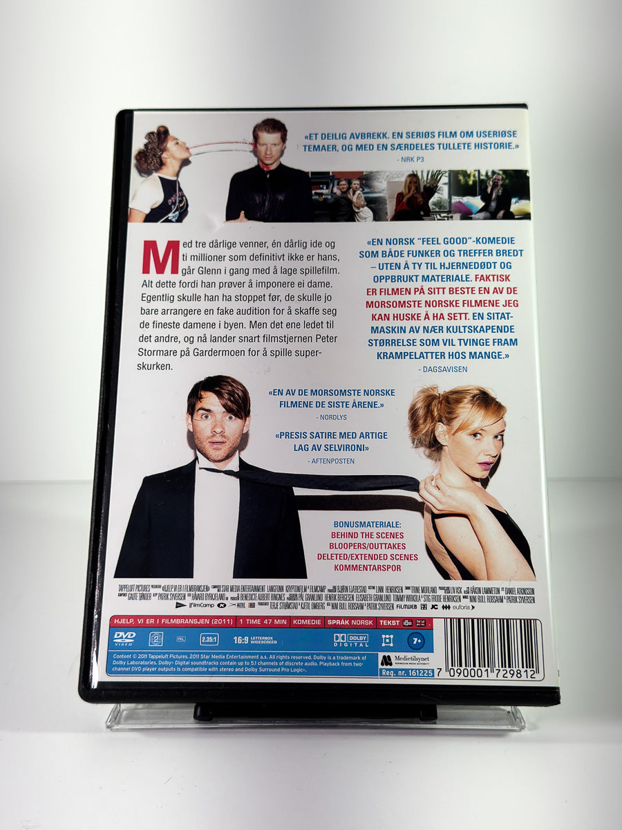 Bakside av cover til Hjelp, vi er i filmbransjen, bruktfilm på DVD hos Brukbar Film