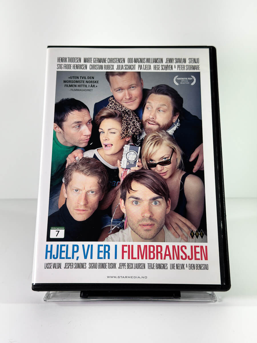Forside av cover til Hjelp, vi er i filmbransjen, bruktfilm hos nettbutikken Brukbar Film