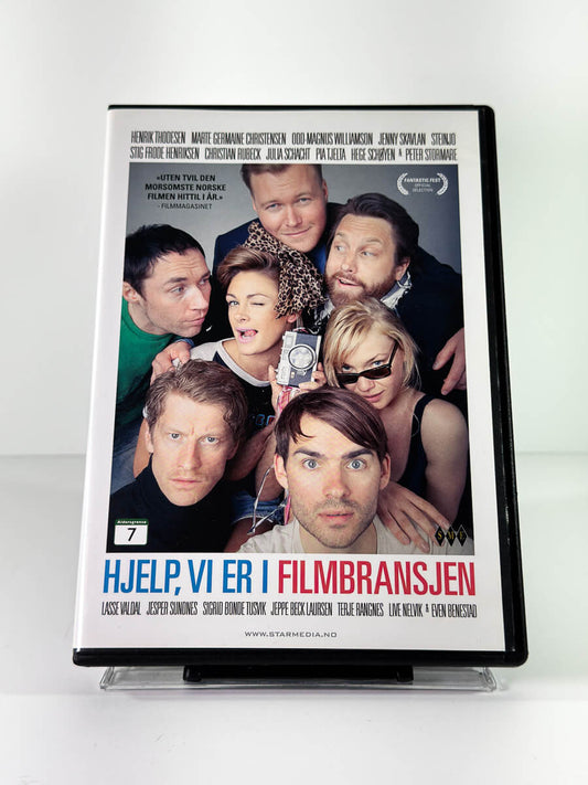 Forside av cover til Hjelp, vi er i filmbransjen, bruktfilm hos nettbutikken Brukbar Film