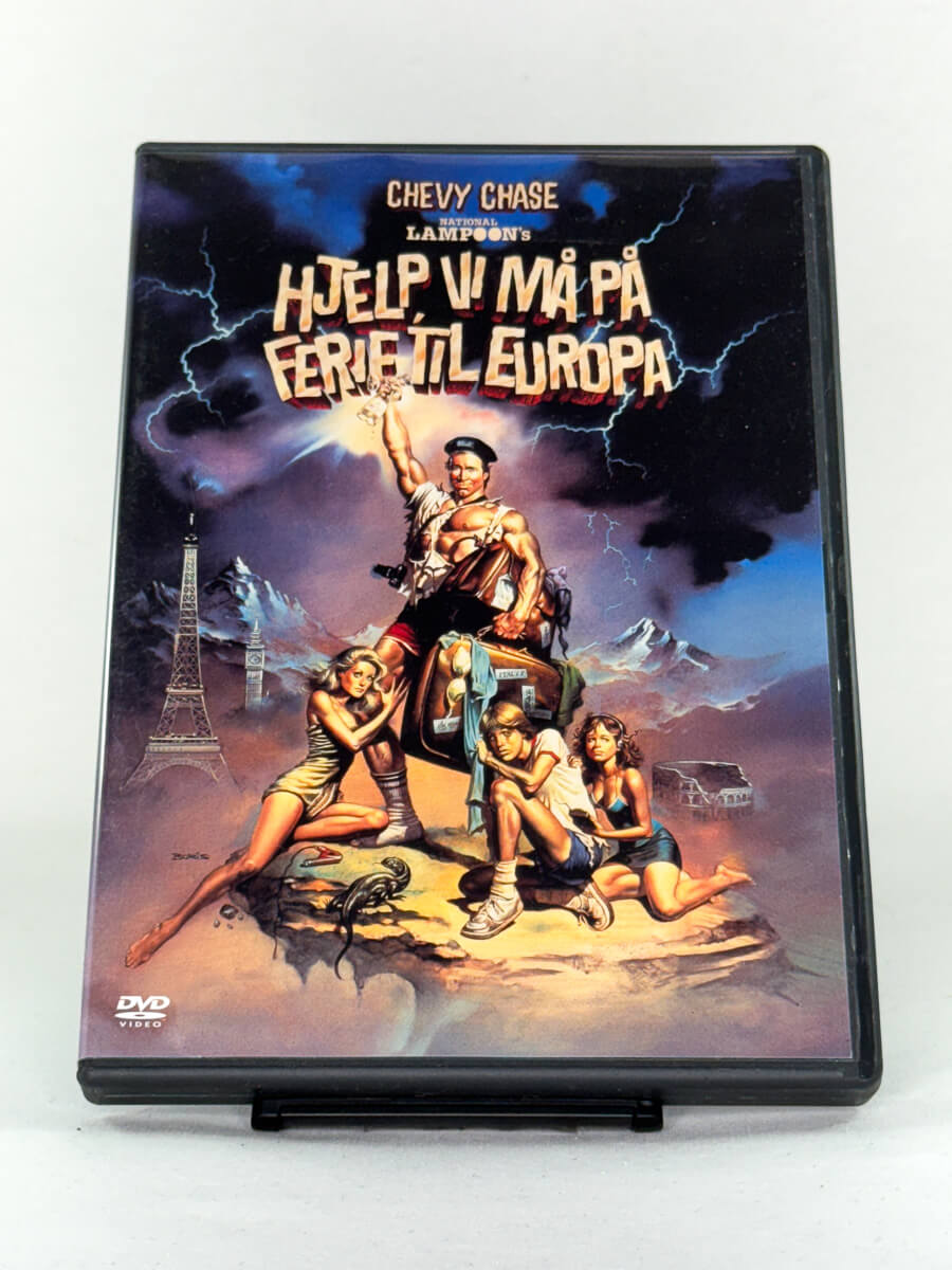 DVD-cover-forside til filmen Hjelp, vi må på ferie til Europa – Brukt DVD fra nettbutikken Brukbar Film