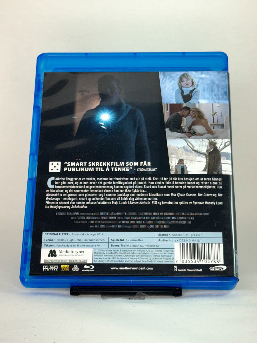 Bakside av Blu-ray-cover til Hjemsøkt – stemningsfull norsk grøsser på Blu-ray, brukt originalfilm hos Brukbar Film