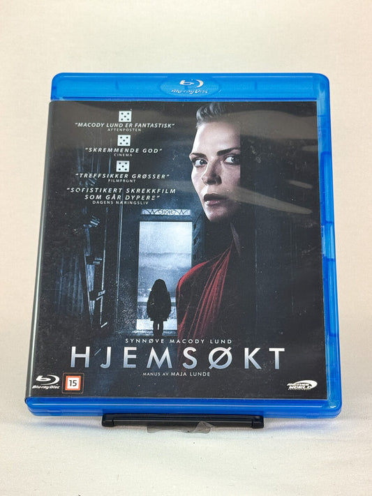 Forside av Blu-ray-cover til Hjemsøkt – norsk skrekkfilm med Synnøve Macody Lund, brukt Blu-ray hos Brukbar Film