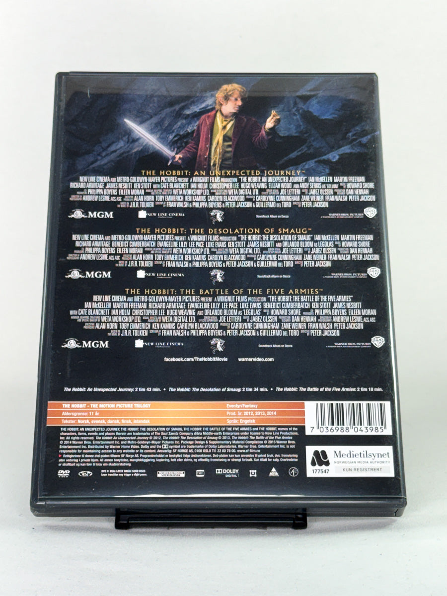 DVD-bakside til filmen Hobbiten - The Motion Picture Trilogy
Baksiden viser info, spesifikasjoner og eventuell ekstratekst – produktbilde fra nettbutikken Brukbar Film