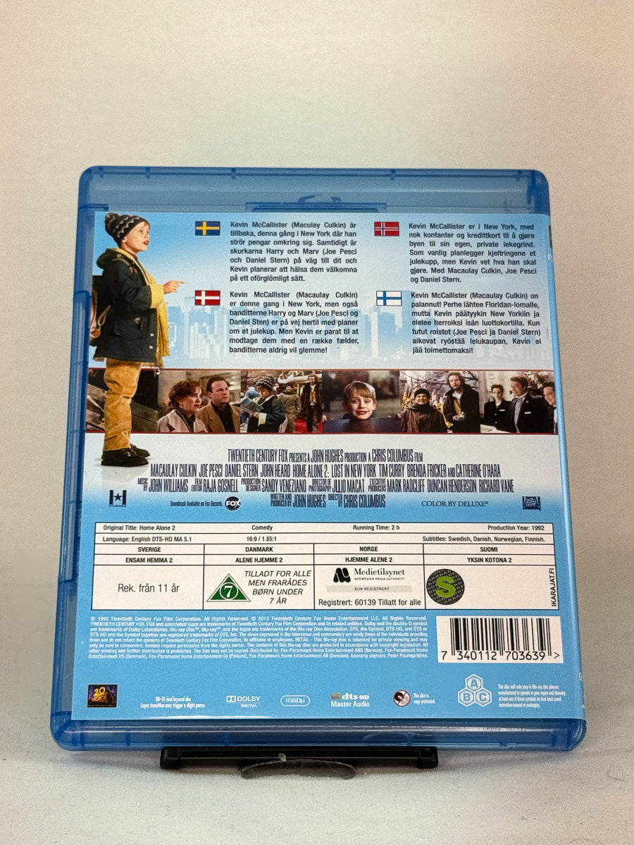 Bakside av Blu-ray-cover til Home Alone 2: Lost in New York – klassisk julekomedie skrevet av John Hughes, full av slapstick og nostalgi, brukt Blu-ray hos Brukbar Film.