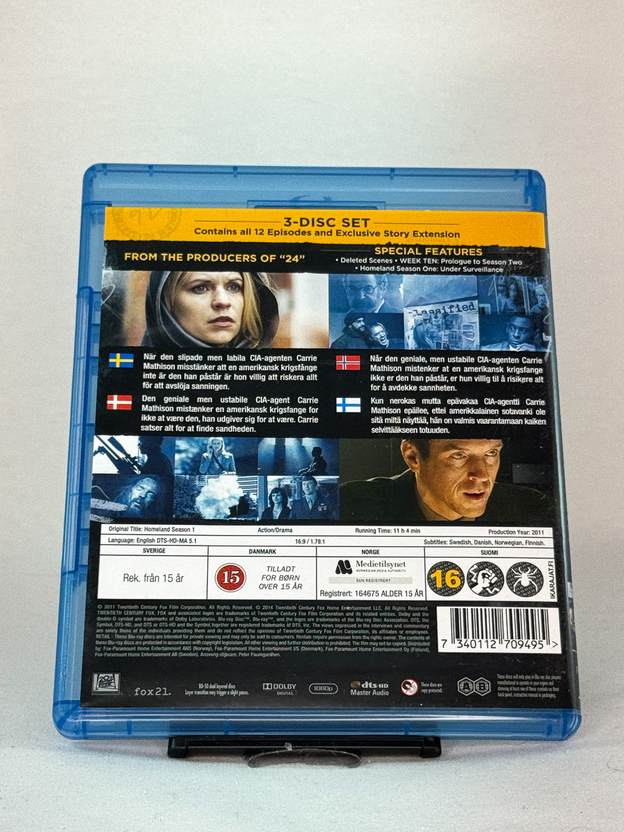 Bakside av Blu-ray-coveret til Homeland – The Complete First Season – detaljer om episoder og ekstramateriale hos Brukbar Film.