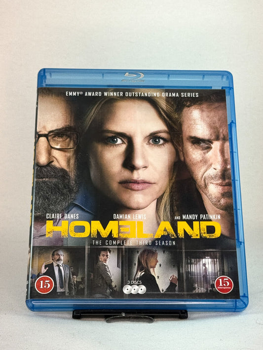 Forside av Homeland – The Complete Third Season på Blu-ray – originalt brukt filmcover i thrillersjangeren, hos Brukbar Film.