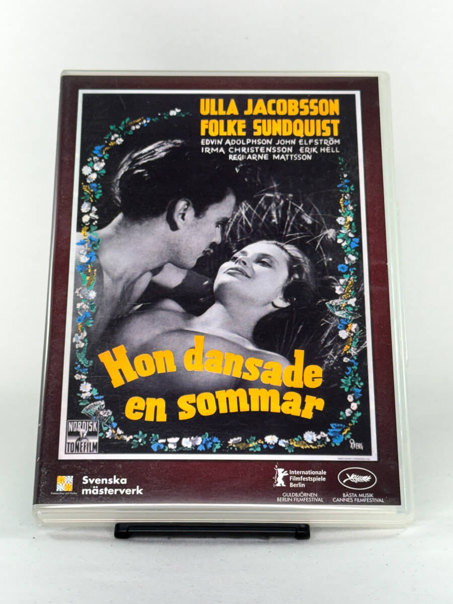 Forside av DVD-cover til Hon dansade en sommar – svensk filmklassiker med Ulla Jacobsson og Folke Sundquist, kjent for sin kontroversielle og poetiske kjærlighetshistorie.