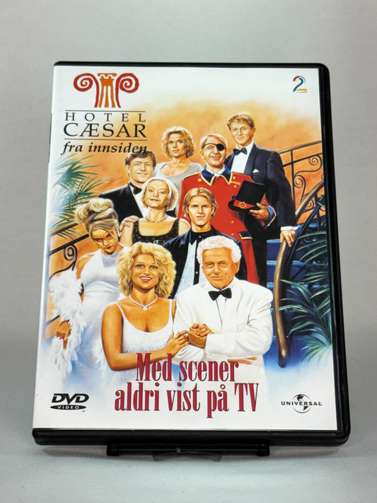 DVD-cover-forside til serien Hotel Cæsar – Brukt DVD fra nettbutikken Brukbar Film