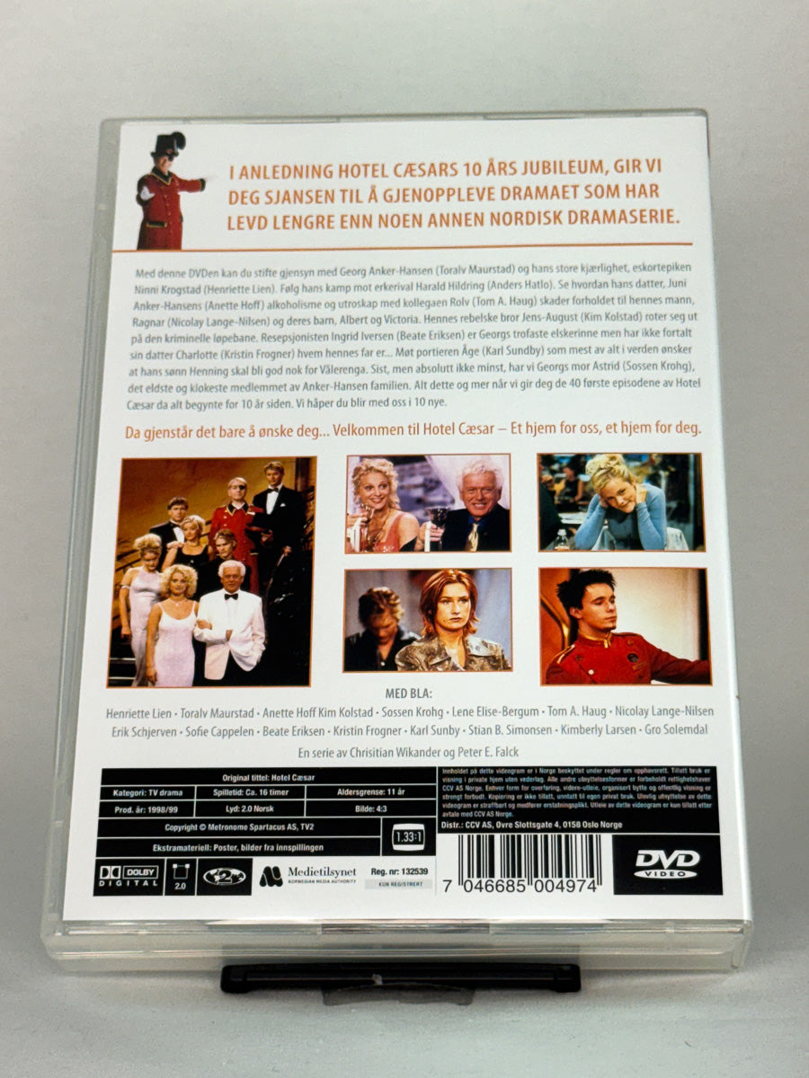 DVD-cover-bakside til serien Hotel Cæsar – Brukt DVD fra nettbutikken Brukbar Film