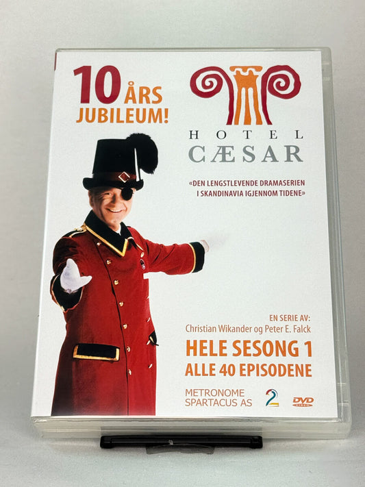 DVD-cover-forside til serien Hotel Cæsar – Brukt DVD fra nettbutikken Brukbar Film