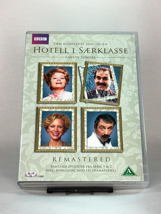 Forside av DVD-boksen Hotell i særklasse – Fawlty Towers – John Cleese i britisk komedieklassiker, brukt serie på DVD fra Brukbar Film