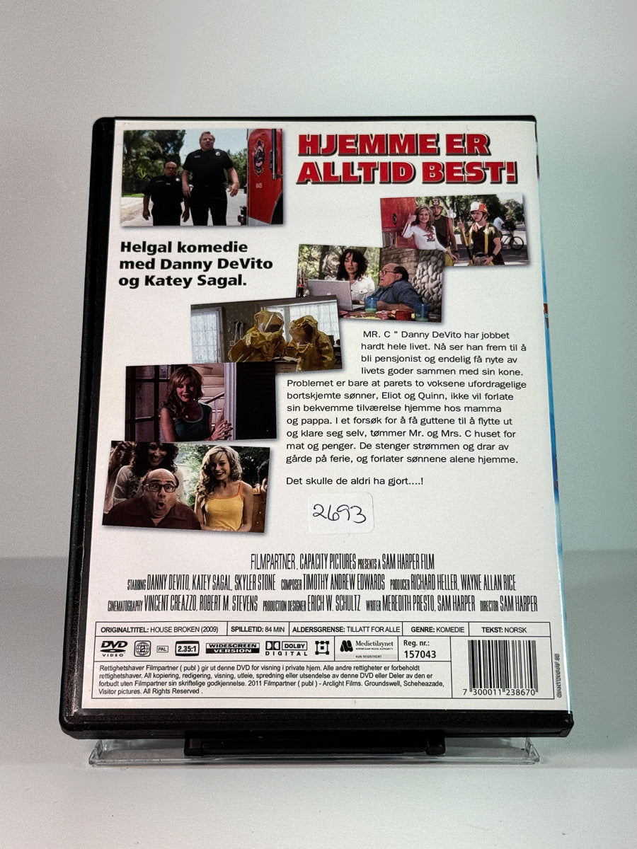 Bakside av cover til HouseBroken, bruktfilm på DVD hos Brukbar Film