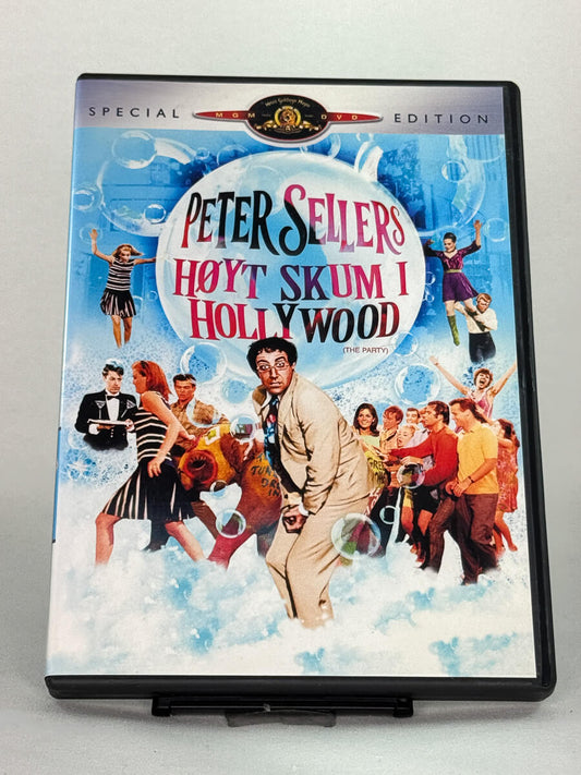 Forside av brukt DVD-film Høyt skum i Hollywood (originaltittel: The Party), komedieklassiker med Peter Sellers, original forsidecover hos Brukbar Film.