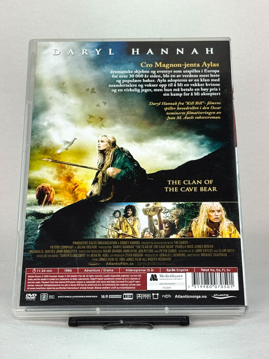 Bakside av DVD-cover til Hulebjørnens klan – original brukt DVD-utgave av steinalderdramaet med Daryl Hannah hos Brukbar Film.