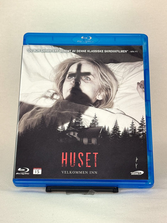 Forside av Blu-ray-cover til Huset – norsk psykologisk skrekkfilm om overnaturlige hendelser under krigen, brukt Blu-ray hos Brukbar Film.