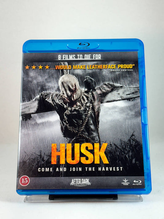 Forside av Blu-ray-cover til Husk – skrekkfilm fra After Dark Originals med klassisk “killer scarecrow”-stemning, brukt film hos Brukbar Film.