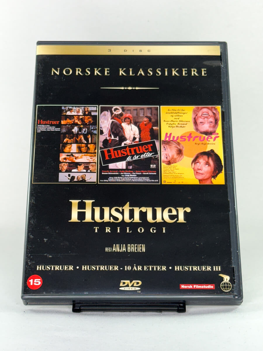 DVD-forside til filmen Hustruer Trilogi
Originalt cover brukt for produktbilde i nettbutikken Brukbar Film