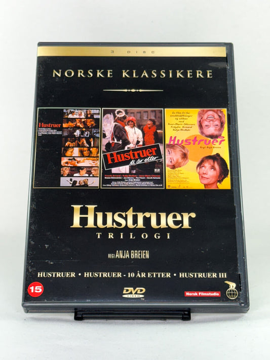 DVD-forside til filmen Hustruer Trilogi
Originalt cover brukt for produktbilde i nettbutikken Brukbar Film