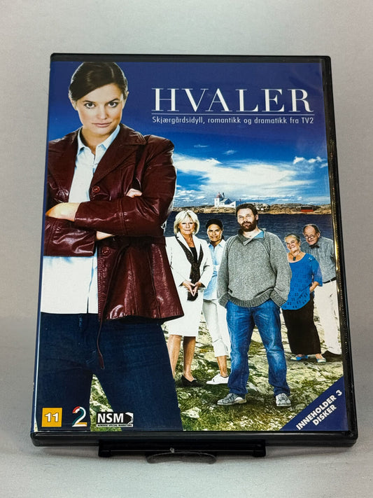 Forside av DVD-cover til Hvaler – TV 2-serien med romantikk, intriger og idyll fra norsk skjærgård, brukt dramaserie på DVD hos Brukbar Film.
