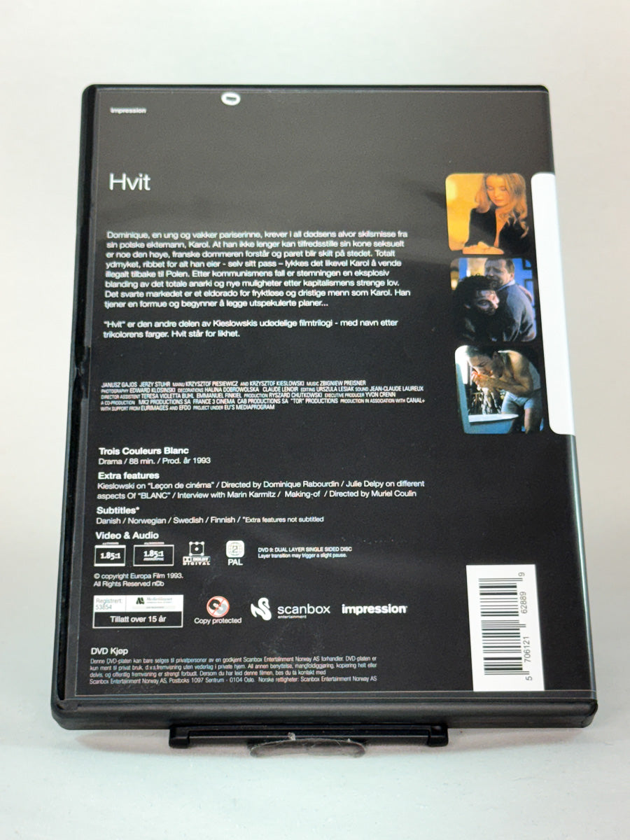 Bakside av DVD-cover til Hvit – en av filmene i Trois Couleurs-trilogien, brukt klassikerfilm på DVD fra Brukbar Film