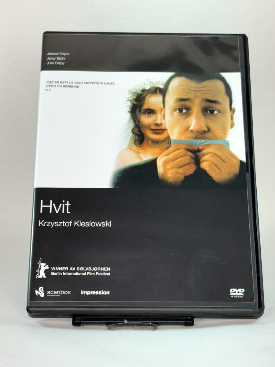 Forside av DVD-cover til Hvit (Trois Couleurs: Blanc) – Kieslowskis skarpe drama med Julie Delpy, brukt DVD tilgjengelig hos Brukbar Film
