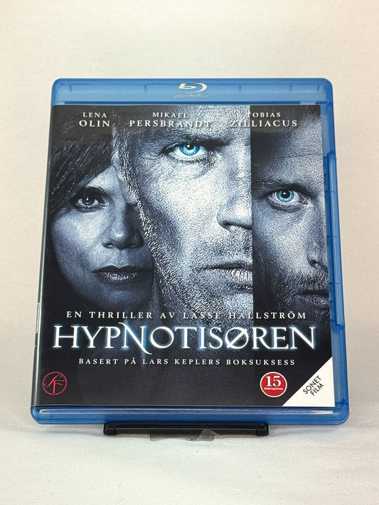 Forside av Blu-ray-cover til Hypnotisøren – svensk thriller basert på Lars Keplers bok, regissert av Lasse Hallström, brukt Blu-ray hos Brukbar Film.