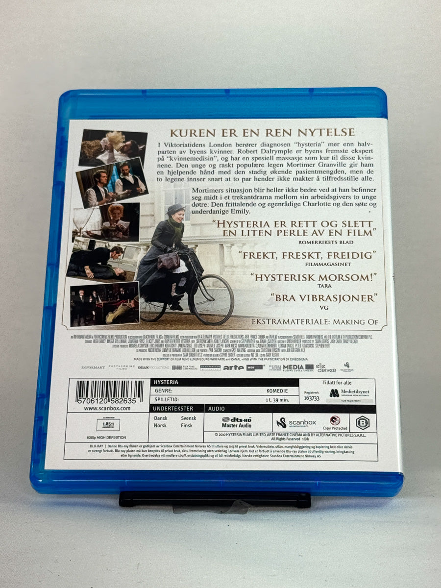 Bakside av Blu-ray-cover til Hysteria – historisk komedie inspirert av den sanne historien om oppfinnelsen av vibratoren, brukt Blu-ray-utgave hos Brukbar Film.