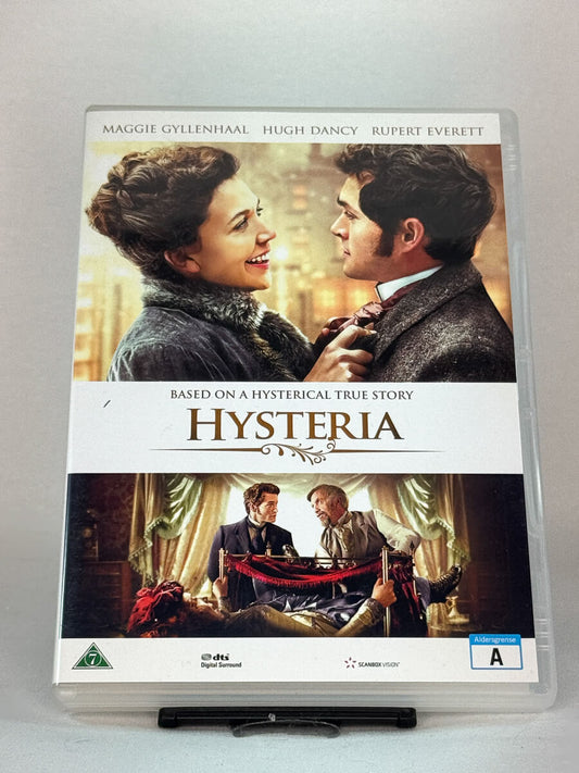 Forside av DVD-cover til Hysteria – vittig romantisk komedie med Maggie Gyllenhaal og Hugh Dancy, satt i viktoriatidens London, brukt Blu-ray hos Brukbar Film.