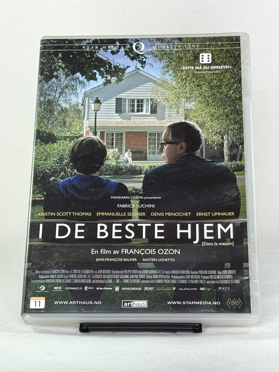 Forside av DVD-cover til I de beste hjem (Dans la maison) – psykologisk drama av François Ozon med Fabrice Luchini og Kristin Scott Thomas – brukt DVD tilgjengelig hos Brukbar Film.