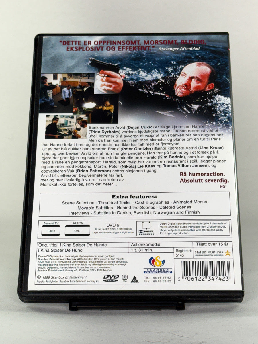 DVD-cover-bakside til filmen I Kina spiser de hund (I Kina Spiser De Hunde) – Brukt DVD fra nettbutikken Brukbar Film
