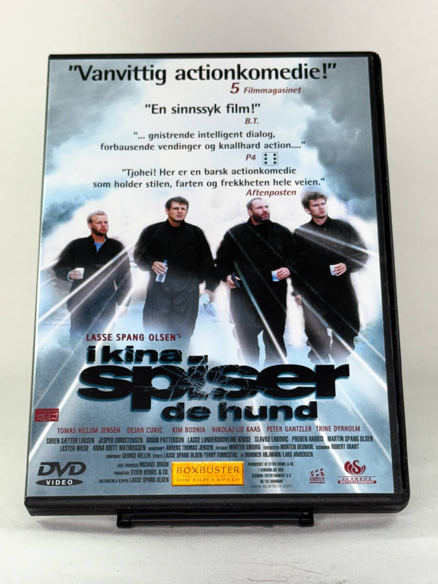 DVD-cover-forside til filmen I Kina spiser de hund (I Kina Spiser De Hunde) – Brukt DVD fra nettbutikken Brukbar Film 