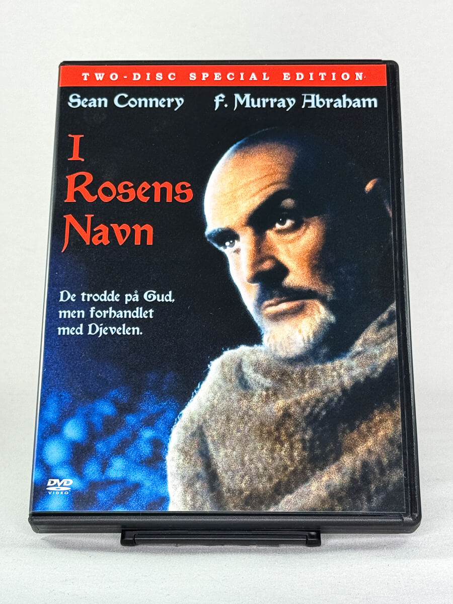 DVD-forside til filmen I rosens navn
Originalt cover brukt for produktbilde i nettbutikken Brukbar Film