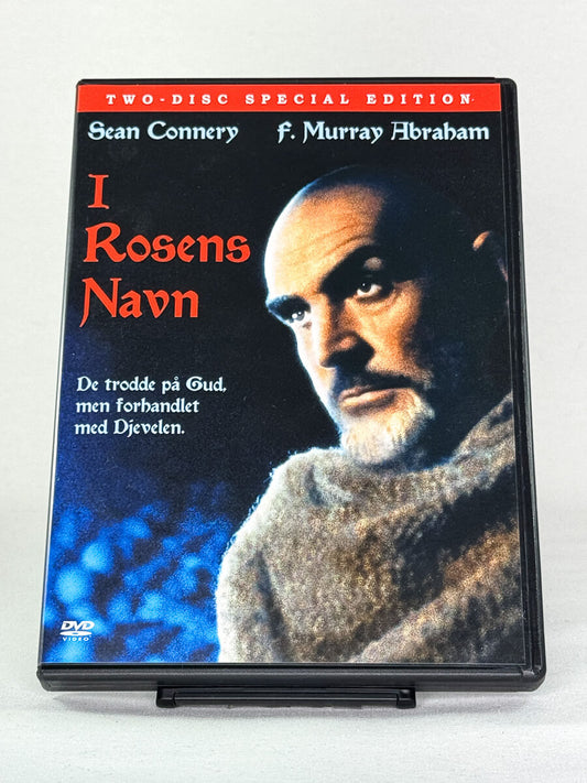 DVD-forside til filmen I rosens navn
Originalt cover brukt for produktbilde i nettbutikken Brukbar Film