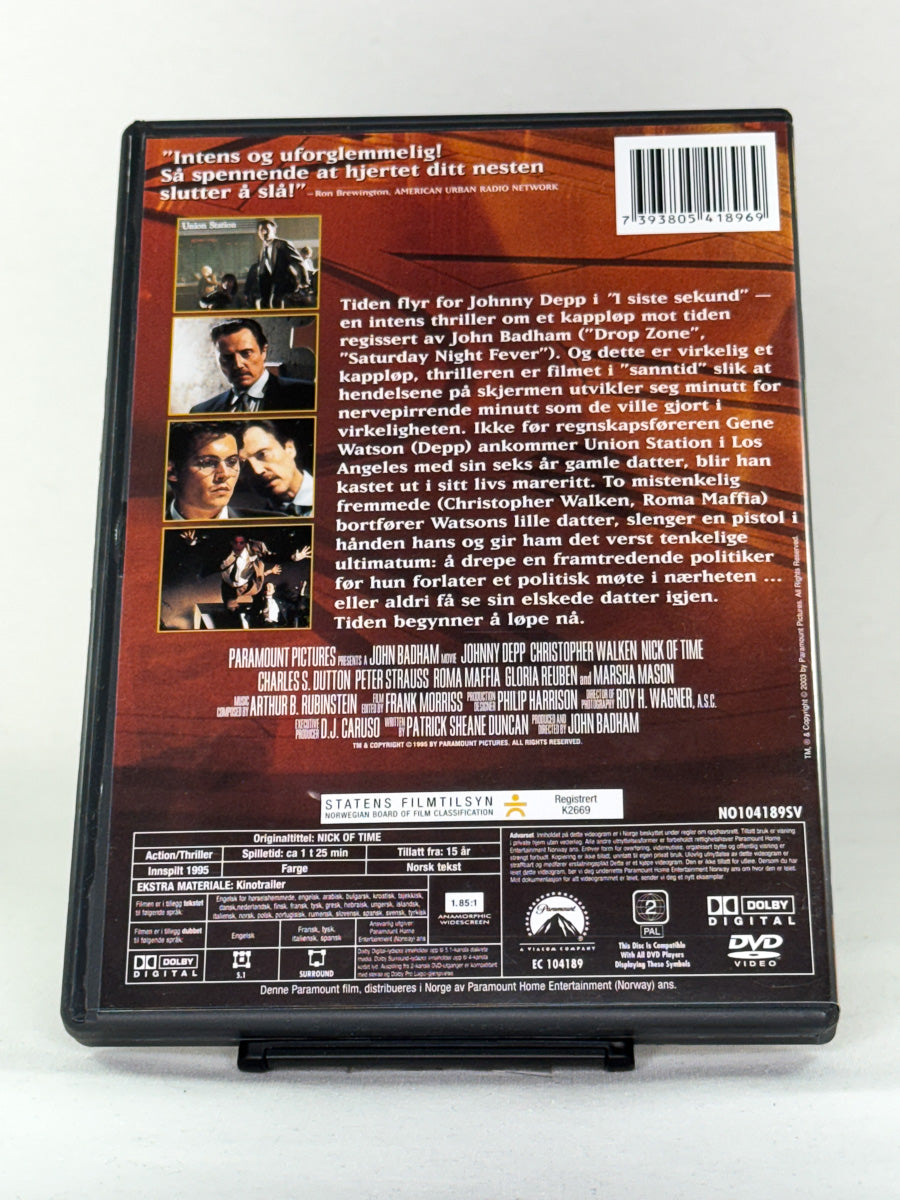 DVD-cover-bakside til filmen I siste sekund (Nick of Time) – Brukt DVD fra nettbutikken Brukbar Film