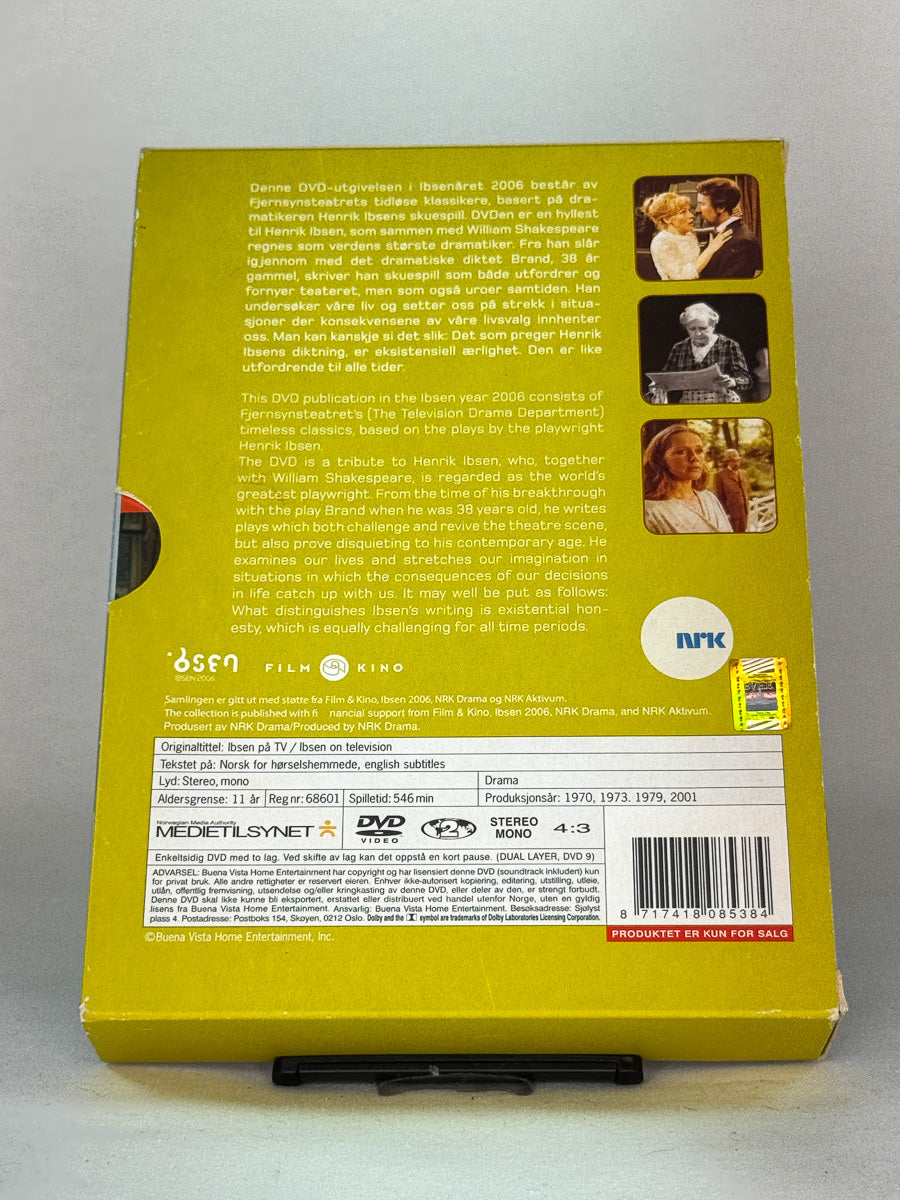 Bakside av DVD-boksen Ibsen på TV – informasjon om NRKs fjernsynsteater og Ibsen-oppsetninger, original bruktfilm fra Brukbar Film