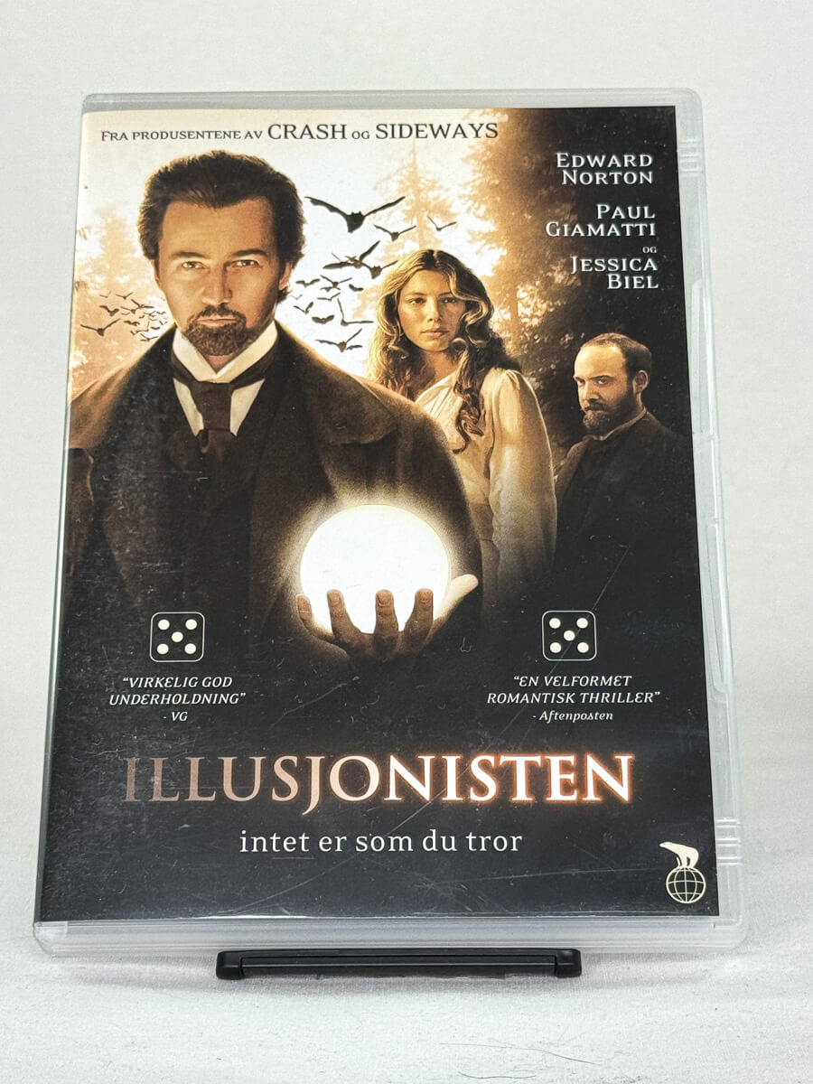 Forside av DVD-cover til Illusjonisten (The Illusionist) – mystisk romantisk thriller med Edward Norton, Jessica Biel og Paul Giamatti – brukt DVD tilgjengelig hos Brukbar Film.
illusjonisten-dvd-brukt-film-cover-bakside