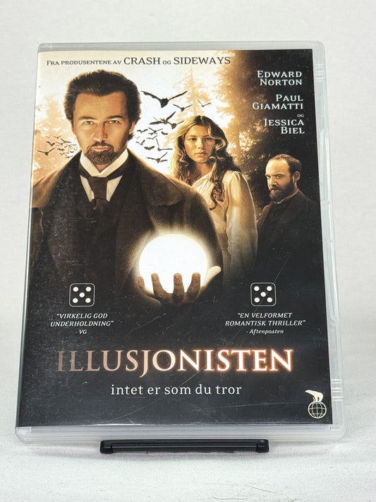 Forside av DVD-cover til Illusjonisten (The Illusionist) – mystisk romantisk thriller med Edward Norton, Jessica Biel og Paul Giamatti – brukt DVD tilgjengelig hos Brukbar Film.
illusjonisten-dvd-brukt-film-cover-bakside